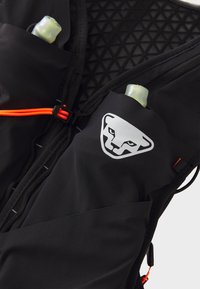 Must must vest koos oranžide aktsentidega, millel on kaks esikotti veepudelite jaoks ja kolmnurkne tekstuuriga tagapaneel. Logo on selgesti nähtav.