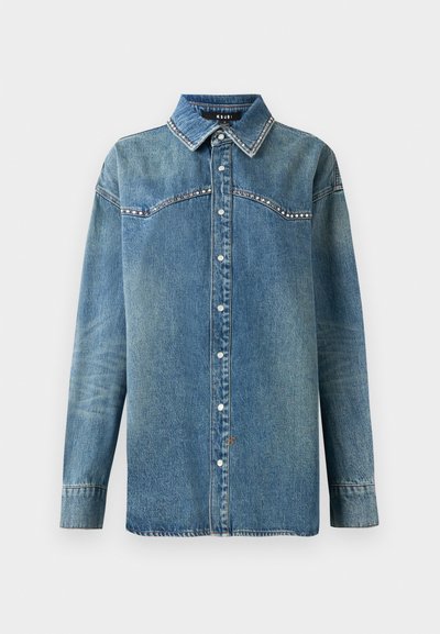 Zils denima garām piedurknēm krekls ar snap pogām, norādītu apkakli un rhinestone detaļām gar yoke un apkakles malām.