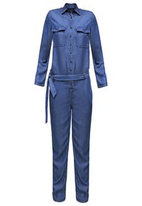 Denimový overal s dlouhými rukávy, dvěma kapsami na prsou, opaskem v pase a předním zapínáním na knoflíky. Hladká textura, jednolité modré barvy.