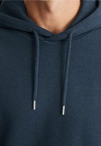 Mörkblå hoodie i bomullsblandning, med dragsko i huvan med silverfärgade metalltips och en mjuk, strukturerad yta.