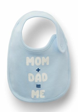 Bavaglino azzurro chiaro per bambini con chiusura a scatto, stampato con "MAMMA + PAPÀ = IO" in testo bianco e blu navy sulla parte frontale.