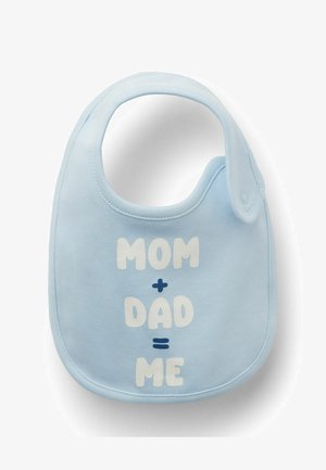 Bavaglino azzurro chiaro per bambini con chiusura a scatto, stampato con "MAMMA + PAPÀ = IO" in testo bianco e blu navy sulla parte frontale.