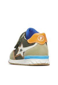 Scarpa sportiva verde e beige con design a stella, chiusura in velcro, accenti blu e suola texture. Materiali utilizzati: camoscio e rete.