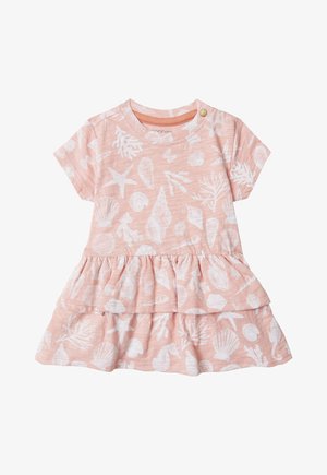 Roze jurk met witte schelpen en koraalpatronen, korte mouwen, gerimpelde rok, ronde halslijn en decoratieve zijknop. Katoenen materiaal.