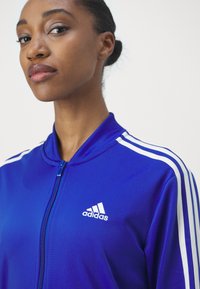 adidas Sportswear ESSENTIALS 3-STRIPES - Treniņtērps - semi lucid blue/white