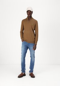 Lyle & Scott QUARTER ZIP - Strikkegenser - wild nettle