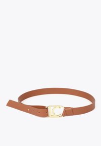 Brązowy skórzany pasek z złotą metalową klamrą, która ma okrągły wzór z wycięciem. Gładka faktura oraz szczupły, elastyczny kształt.