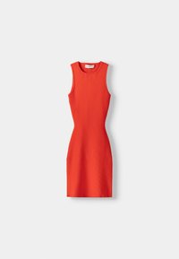 Abito tank rosso a righe con scollo rotondo, forma aderente e design al ginocchio, realizzato in tessuto elastico per maggiore comfort.