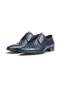 Scarpe di pelle blu e nere con una texture trapuntata, punta appuntita e sottili lacci neri. Presentano un tacco basso e una fodera interna liscia.