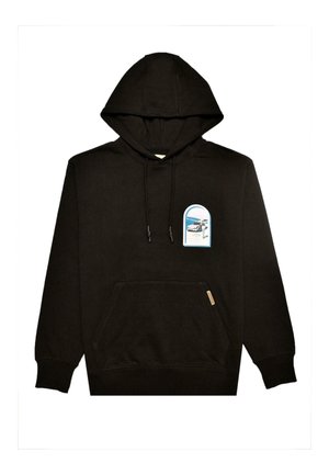 Musta huppari, jossa etutasku ja pieni graafinen kuva autosta sinisessä kaartuvassa ikkunassa rinnan kohdalla.