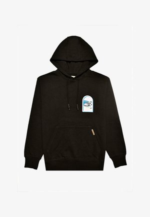 Hanorac negru cu glugă, dotat cu buzunar frontal și un mic grafic reprezentând o mașină într-o fereastră arcată albastră pe piept.