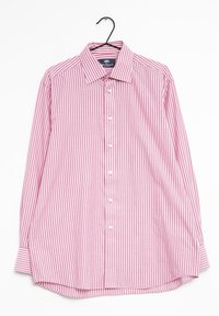 Camisa de manga larga con cuello punta, con rayas verticales rosa y blancas, siete botones en la parte delantera y un dobladillo curvado.