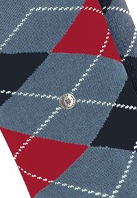 Stof met argyle-patroon, bestaande uit rode, grijze en marineblauwe secties met witte stiksel. Inclusief een zilveren logo-accent in het midden.