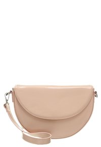 Vaaleanpunainen lakattu nahkainen clutch-laukku, jossa on kaareva muoto, taitettu läppä ja irrotettava hihna. Laukussa on sileä, kiiltävä pinta.