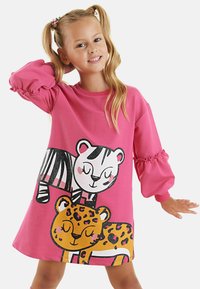 Rosa Sweatshirt-Kleid mit einem schwarz-weißen Tiger und einem orangen Leoparden-Design. Die Ärmel sind puffig mit gerafften Akzenten.