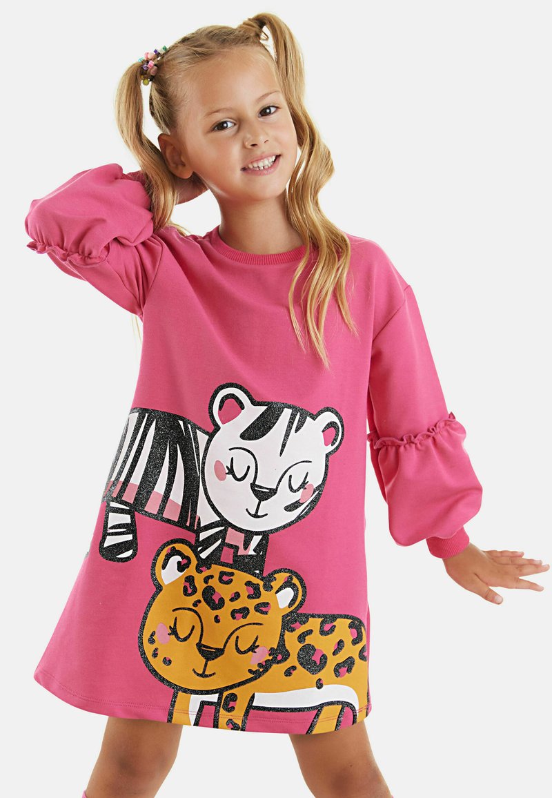 Rosa Sweatshirt-Kleid mit einem schwarz-weißen Tiger und einem orangen Leoparden-Design. Die Ärmel sind puffig mit gerafften Akzenten.