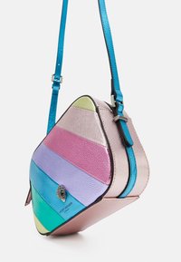 Multifarvet håndtaske med et unikt, kantet design med teksturerede læderstrimler i pink, lilla, blå, grøn og gyldne accenter.