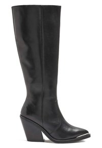 Botas de cuero negras hasta la rodilla con puntera afilada, tacón angular y detalles en plata en la punta. Textura suave, diseño elegante.