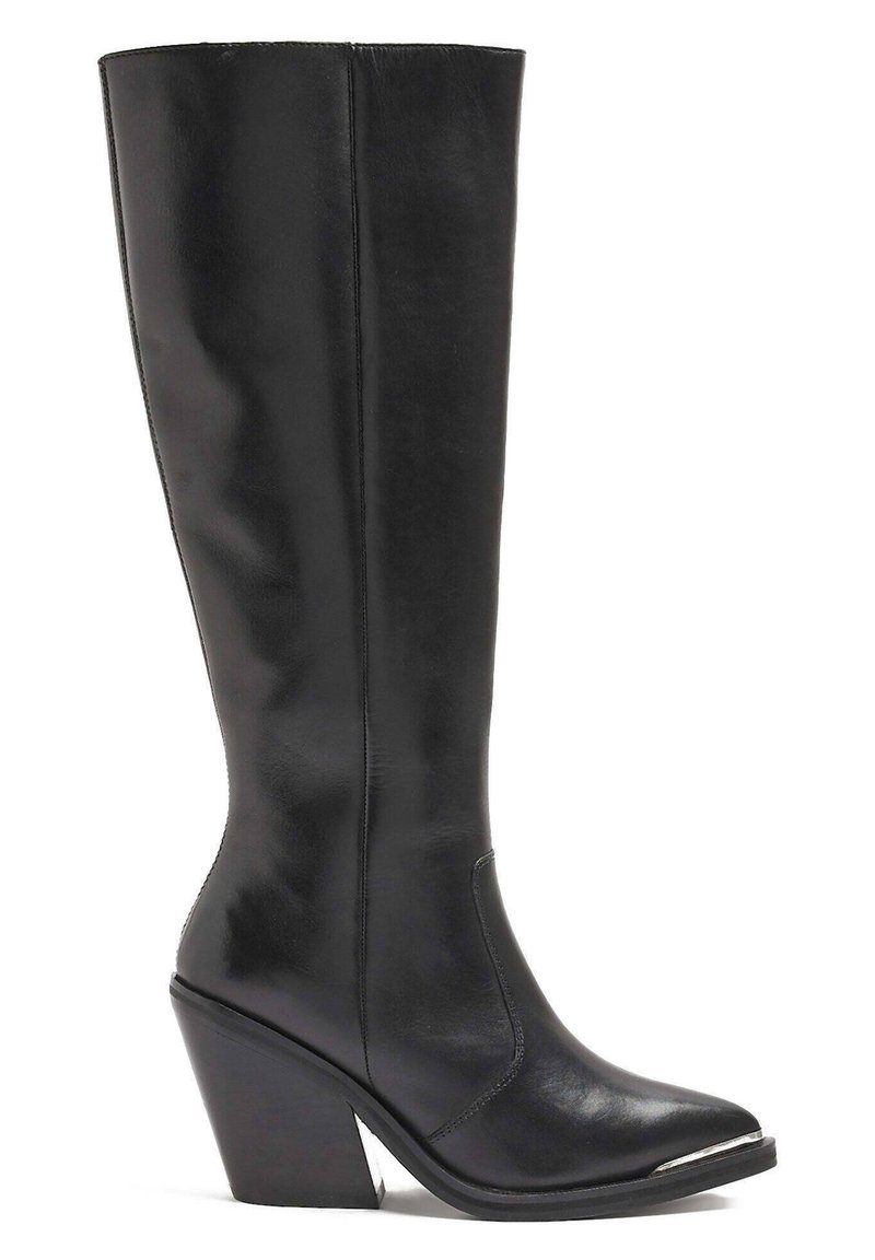 Botas de cuero negras hasta la rodilla con puntera afilada, tacón angular y detalles en plata en la punta. Textura suave, diseño elegante.