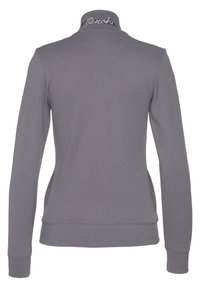 Grauer Reißverschluss-Pullover mit hohem Kragen, langen Ärmeln und seitlichen Taschen. Gestickter Markenname am Kragen. Glatte Stoffoberfläche.