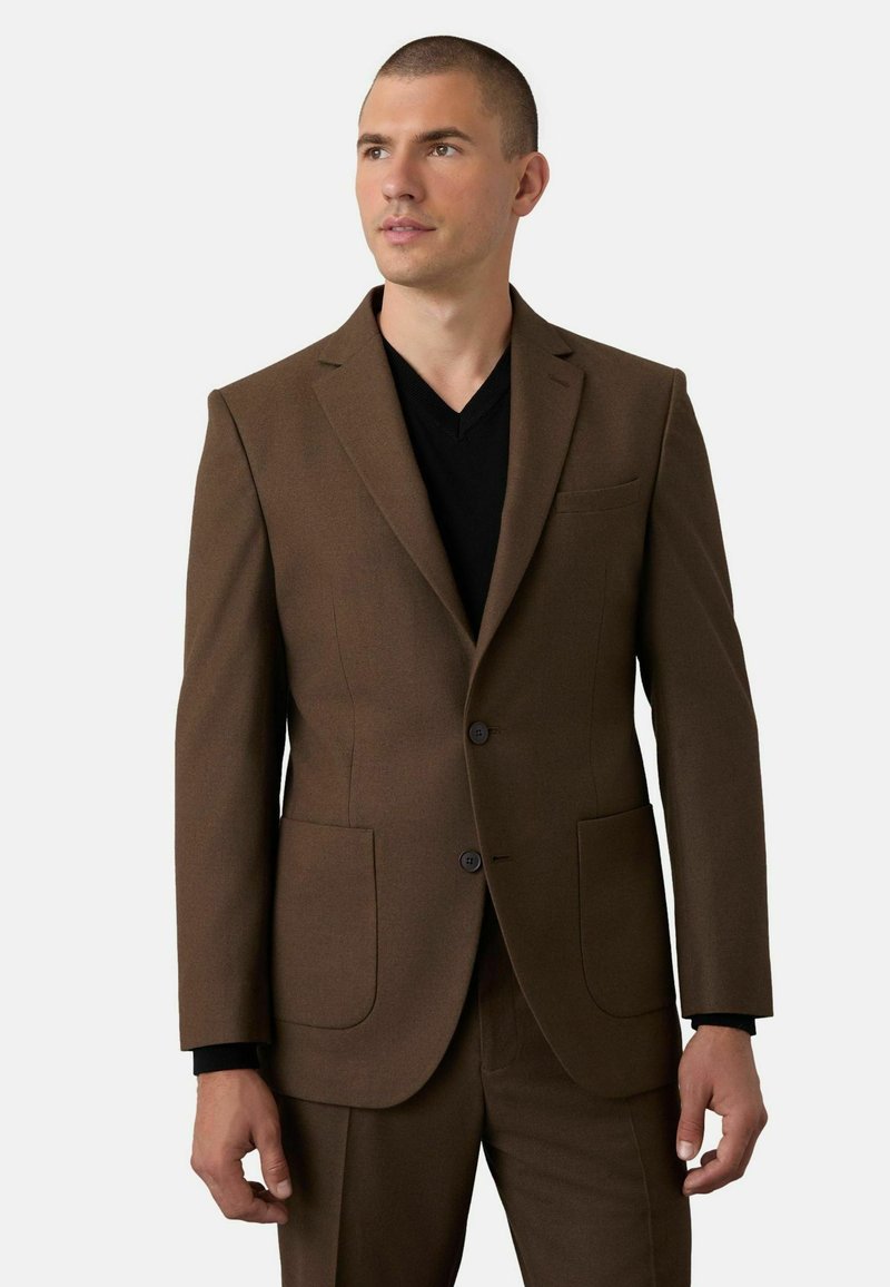 Sacou maro, realizat dintr-un material texturat, având rever cu colțuri, două butoane, două buzunare frontale și un design slim fit.