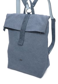 Niebieski plecak z tkaniny z klapą, teksturowanymi paskami i gładkim dnem. Metalowe akcenty na przedzie.