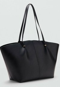 Gran bolso tote negro grande hecho de cuero texturizado. Cuenta con dos asas largas y acentos de hardware en tono dorado, con un diseño abierto en forma de cono.
