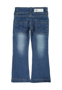 Jean en denim à jambes évasées, couleur bleu moyen, accents délavés, deux poches arrière et une étiquette logo sur la ceinture.