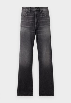 Fekete farmernadrág egyenes szárú fazonban, elhalványult felületű, elülső zsebekkel, övhurkokkal és látható varrási részletekkel.