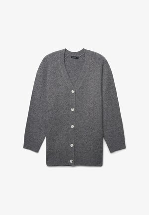 Cardigan grigio a maglia con scollatura a V, maniche lunghe e cinque bottoni bianchi sul davanti. Texture morbida con vestibilità larga.
