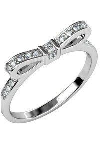 Anello d'argento con design a fiocco, caratterizzato da accenti di zirconia cubica trasparente lungo la fascia e sul fiocco, con una finitura lucida e liscia.