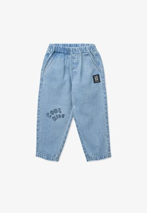 Šviesiai mėlyni džinsiniai kelnės su elastine liemene, šoninėmis kišenėmis ir siuvinėtu užrašu „COOL KIDS“ kairėje kojoje. Kvadratinė prekės ženklo etikėtė juosmens srityje.