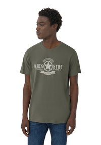 T-shirt a maniche corte verde oliva in morbido cotone con una grafica di motocicleta vintage grigia e testo centrato sul petto.