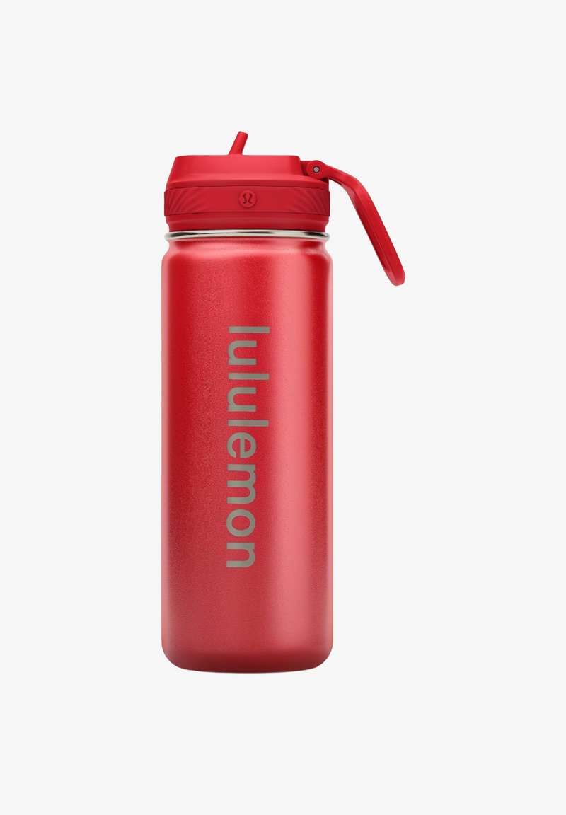 Rode geïsoleerde waterfles met een klapdeksel en rietje, met het in reliëf gemaakte "lululemon"-logo verticaal op het lichaam.