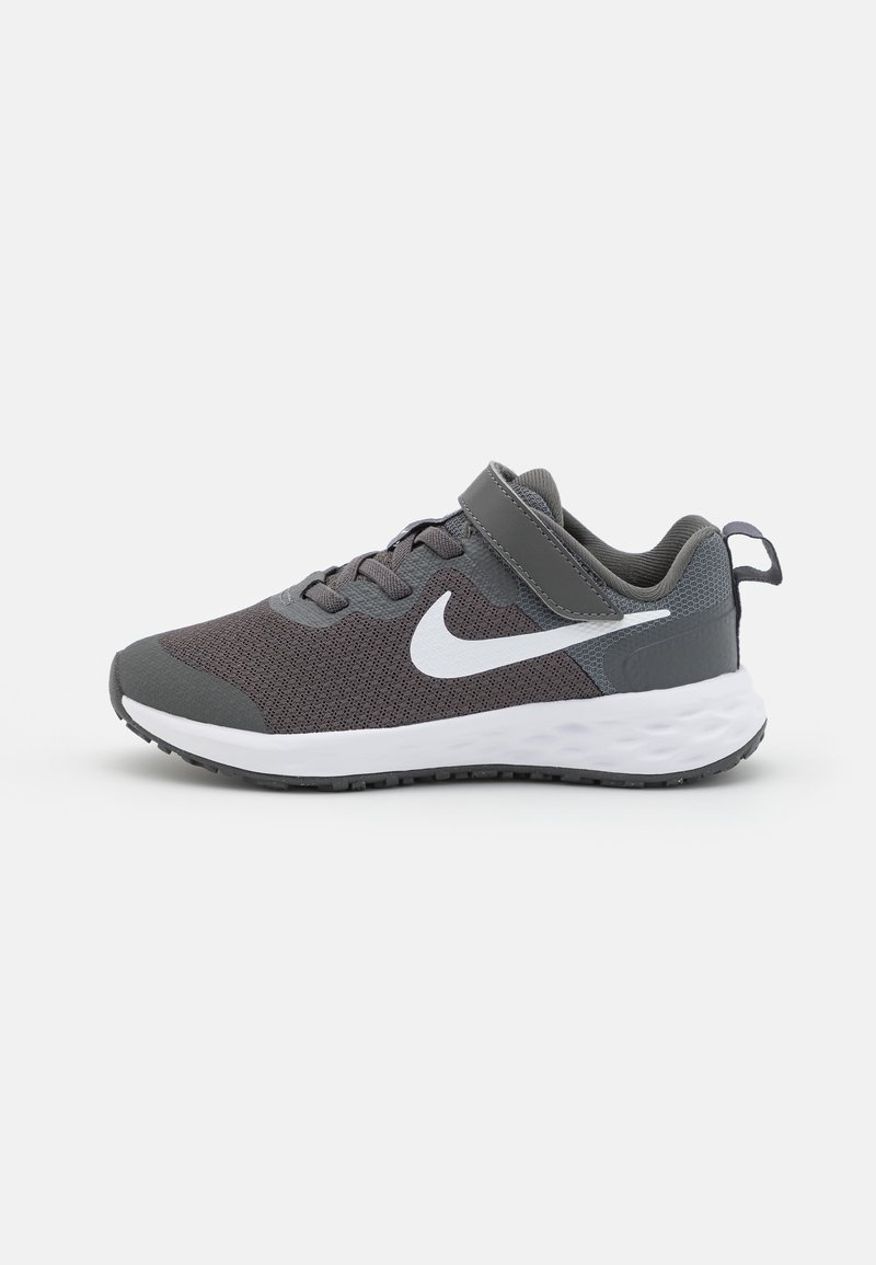 Nike Performance NIKE REVOLUTION 6 (PSV) - Sapatos para corrida em estrada - iron grey/white/smoke grey