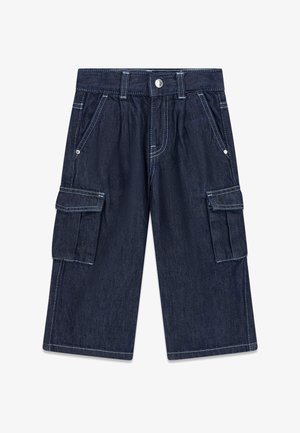 Pantalon cargo en denim bleu foncé avec poches avant, poches latérales à rabat, passants de ceinture et fermeture à bouton à la taille.