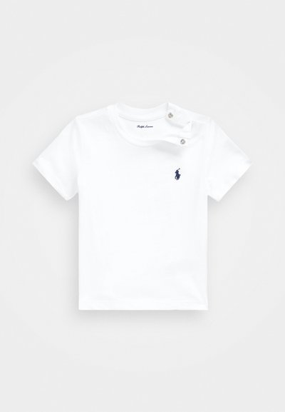 Valge lühikeste varrukatega väikelapse t-särk, millel on õlal kaks trukiga kinnitust ja väikese tumesinise tikitud hobuse logo rinnal.