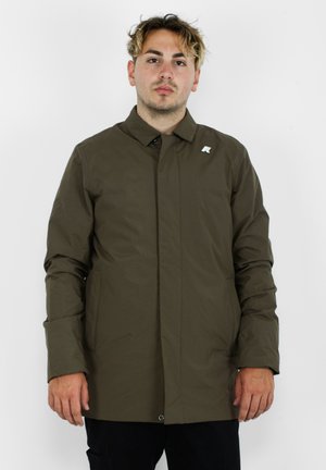 Cappotto impermeabile verde oliva con colletto alto, bottoni frontali e tasche laterali. Presenta un piccolo emblema sul lato sinistro del petto.