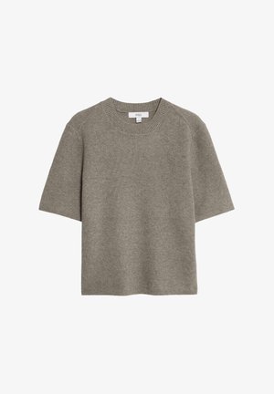Suéter gris de punto con escote redondo, mangas cortas y un acabado texturizado. La tela parece suave y tiene un sutil patrón de relieve.