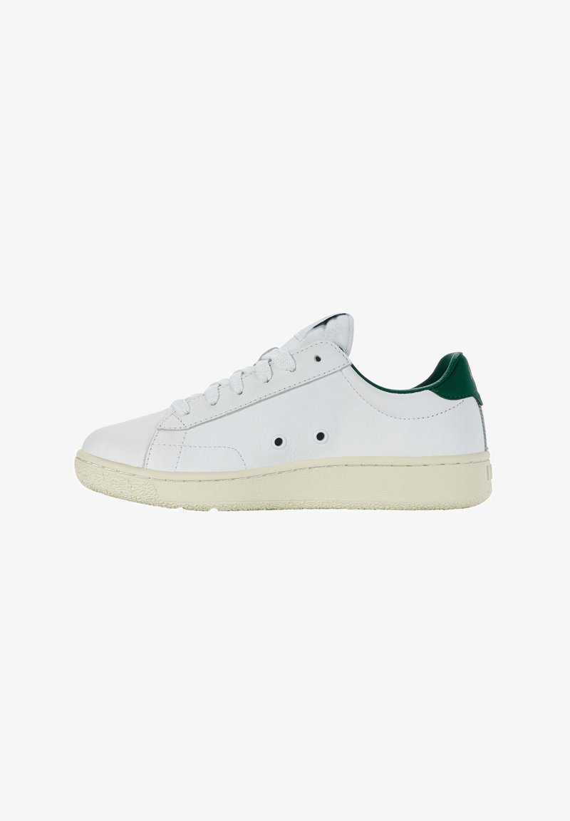 Sneaker di pelle bianca con accento verde sul tallone, linguetta grigia, lacci piatti, suola in gomma testurizzata e quattro fori di ventilazione sul lato.