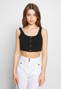 Top preto cropped com alças largas e decote redondo, apresentando um fecho frontal com botões e uma textura canelada.