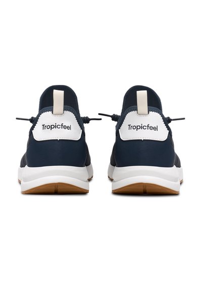 Námořnické sportovní boty s mřížkovým svrškem, bílou patní částí a elastickými tkaničkami. Mají gumovou podrážku s texturovaným vzorem pro lepší trakci.