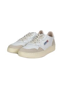 Sneakers in pelle bianca con accenti in suede beige, punta perforata, lacci piatti e suola in gomma chiara. Include una patch con il logo sul lato.