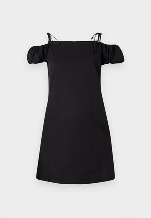 Rochie neagră, fără umeri, cu mâneci bufante, realizată dintr-un material neted. Are bretele ajustabile și o croială lejeră cu tiv drept.