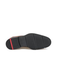 Suola in gomma nera con pattern testurizzato e sezioni segmentate; presenta un accento rosso sul tallone. Un design durevole e flessibile per il comfort.