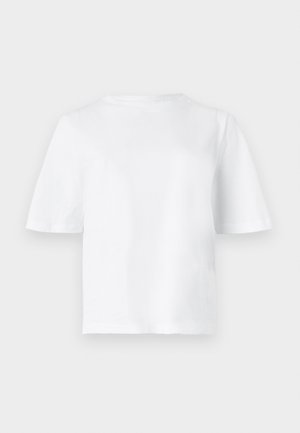 Camiseta blanca lisa de manga corta con cuello redondo, mostrada extendida sobre un fondo gris claro.