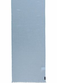 Bufanda de color azul claro hecha de un material suave con una textura lisa, con flecos a lo largo de los bordes y una pequeña etiqueta de marca a un lado.