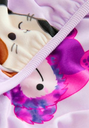 Blødt lilla stof med tegneserie dyreansigtter, herunder en hund og et pindsvin, med ribbet kant og farverige accenter.