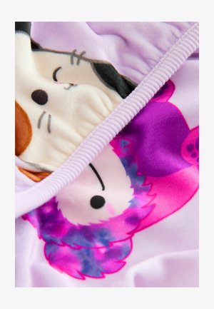 Mäkká fialová látka so zábavnými tvárami karikatúrnych zvierat, vrátane psa a ježka, s rebrovaným okrajom a farebnými akcentmi.