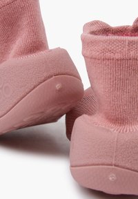 Rosa Stiefel mit strukturiertem Gummisohle und weichem Stoffoberteil. Das Design hat eine Schafthöhe bis zur Mitte der Wade mit einer engen Passform und nahtloser Verarbeitung.